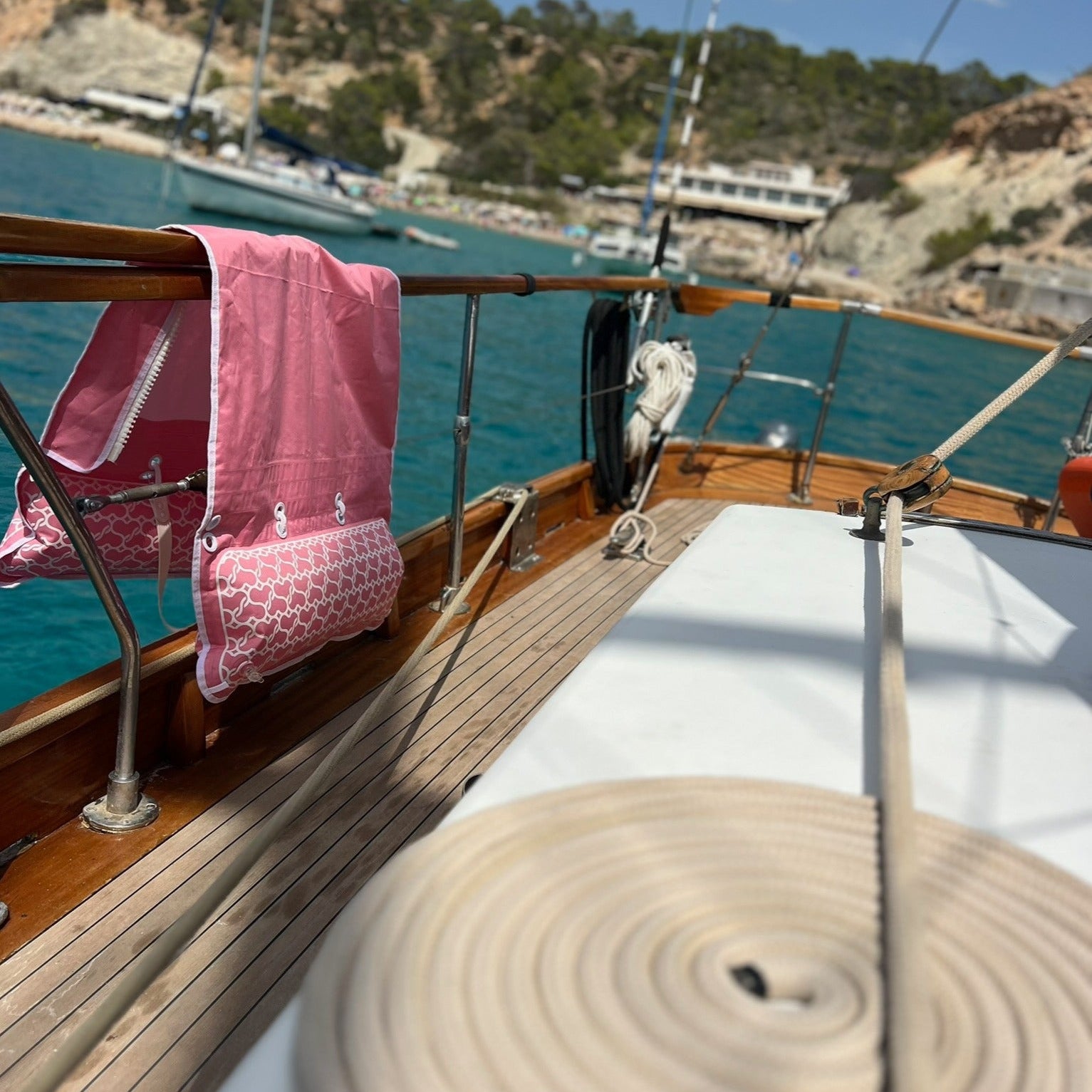 Sand2Sea floating beach bag with a soft cloth cleaning