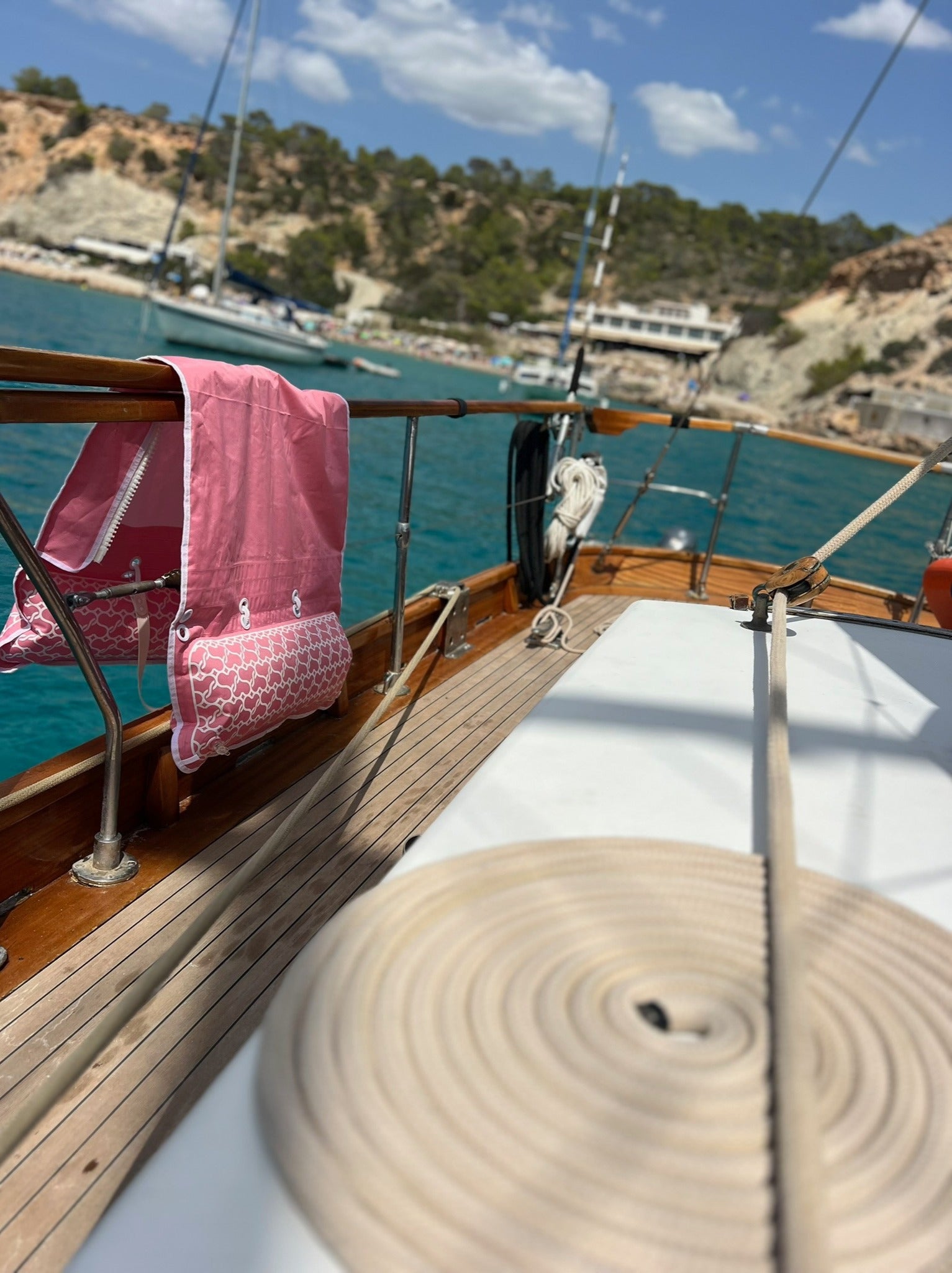 Sand2Sea floating beach bag with a soft cloth cleaning